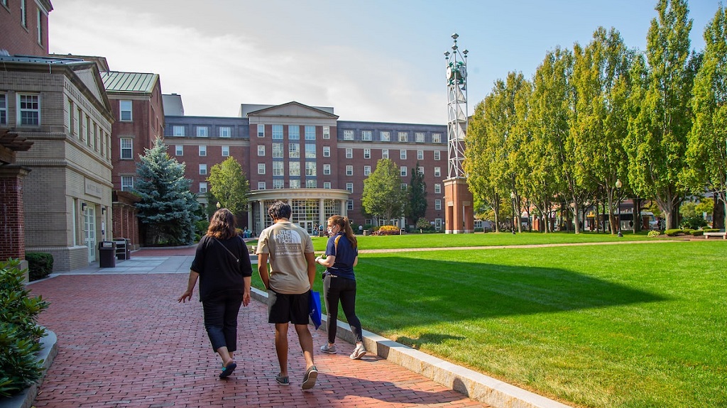 future students touring jwu campus