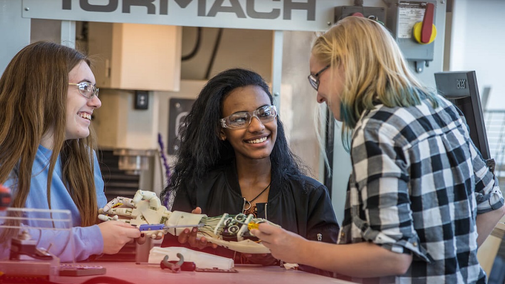 jwu female engineering students